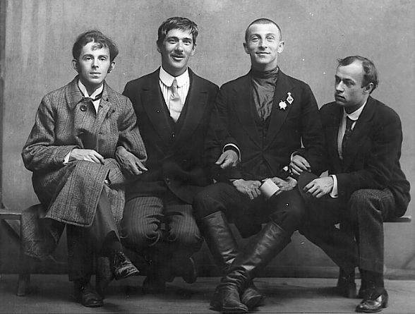 Осип Мандельштам, Корней Чуковский, Бенедикт Лившиц и Юрий Анненков на фотографии Карла Буллы, 1914 год